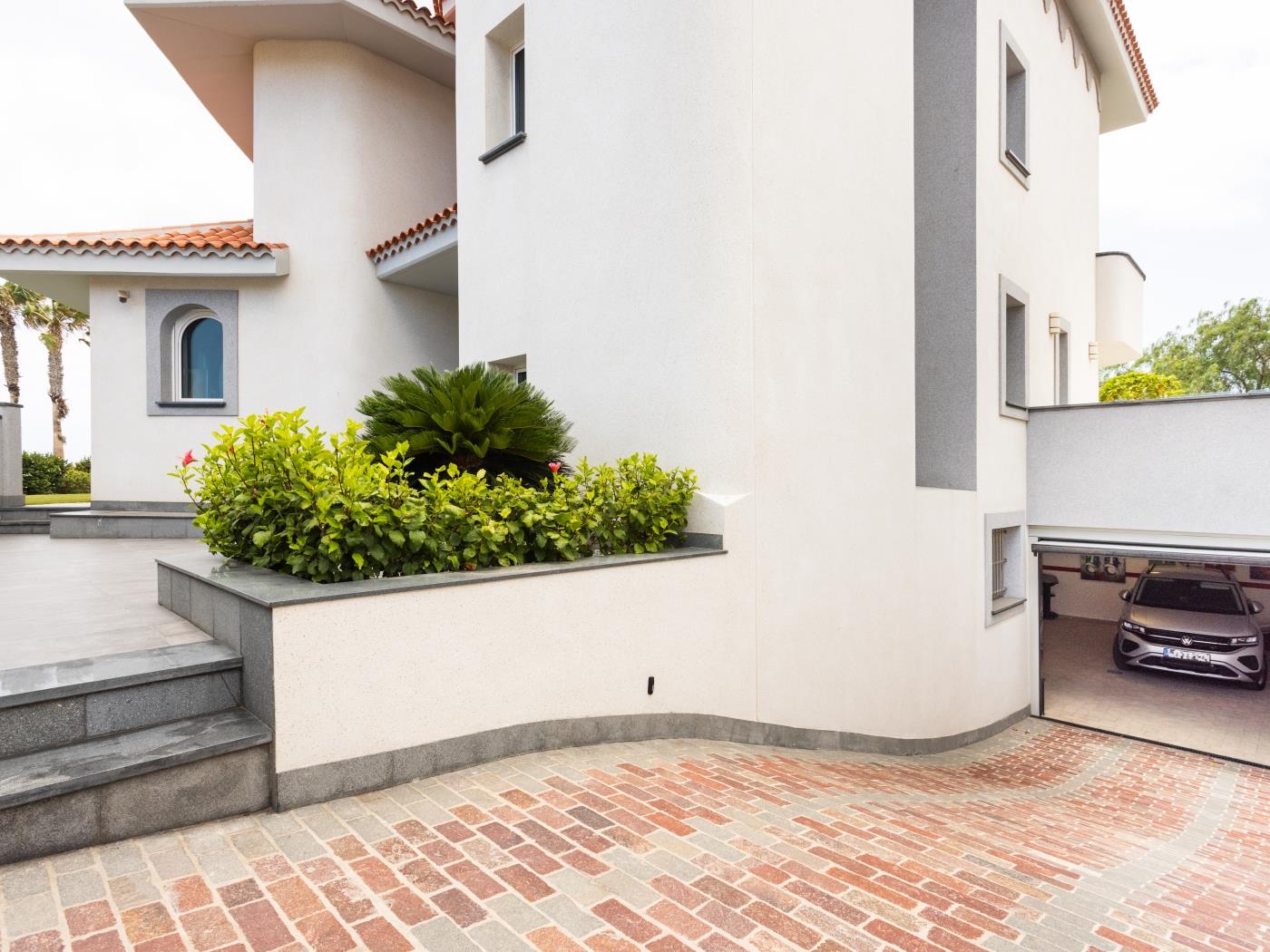 Villa Fiorita | Beachfront + Heated Private Pool in Amarilla Golf