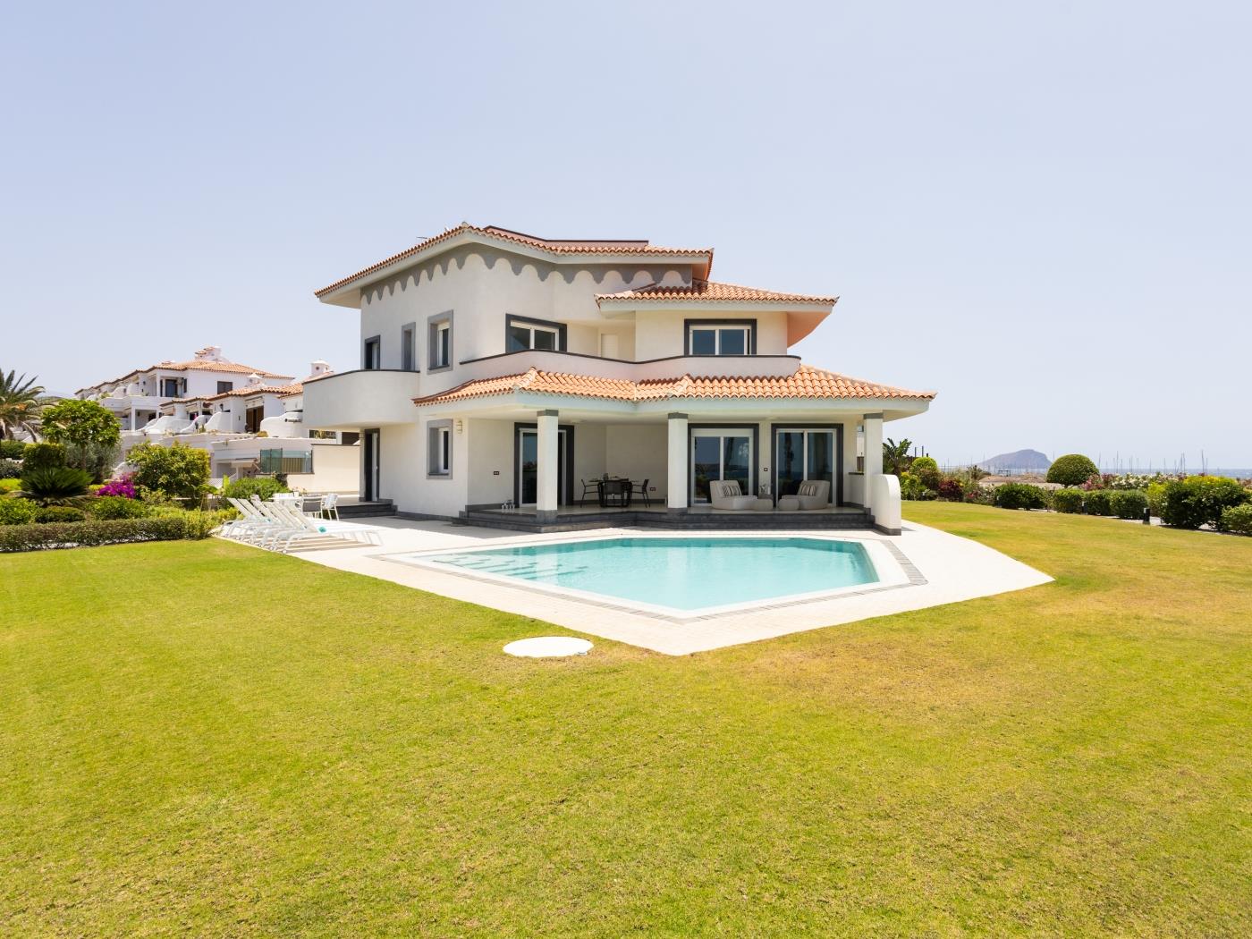 Villa Fiorita | Beachfront + Heated Private Pool in Amarilla Golf