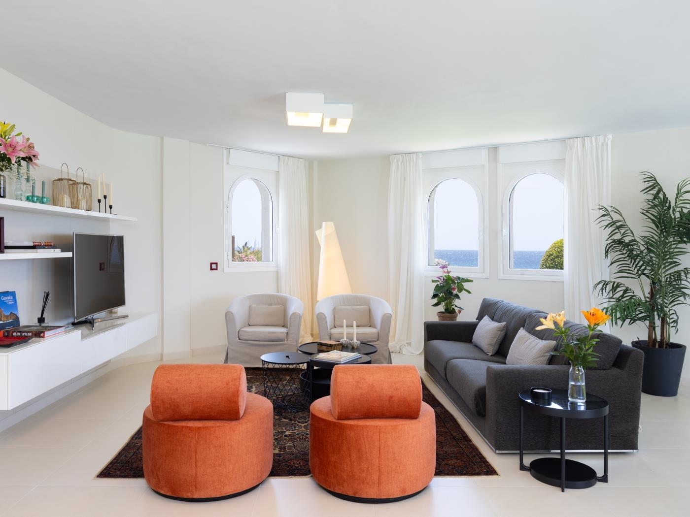 Villa Fiorita | Beachfront + Heated Private Pool in Amarilla Golf